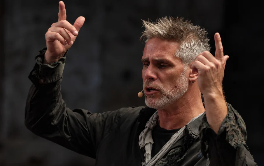 Benjamin Kraatz performing as an actor and storyteller